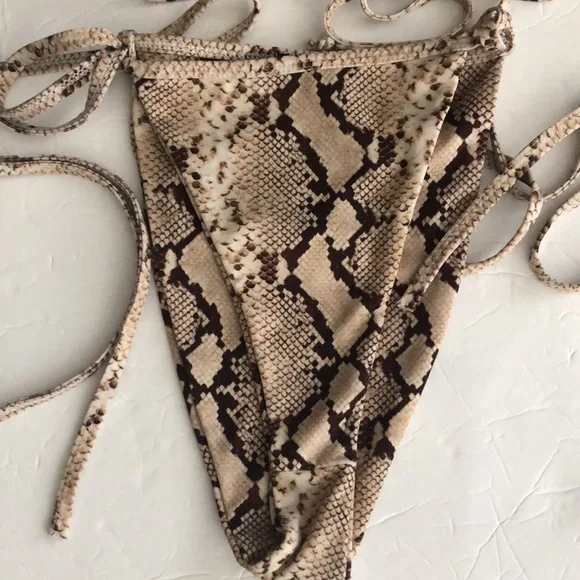 Nasty Gal Bikini Triangle Swimsuit Snake High Leg SZ 2 Brown Tan - Picture 2 of 6